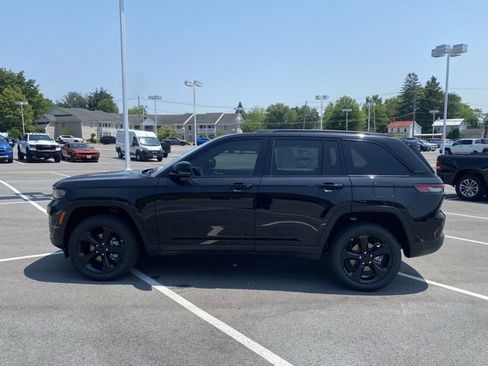 New 2025 Jeep Grand Cherokee Limited w/ Black Appearance Package image 4