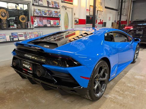 Used 2020 Lamborghini Huracan EVO image 6