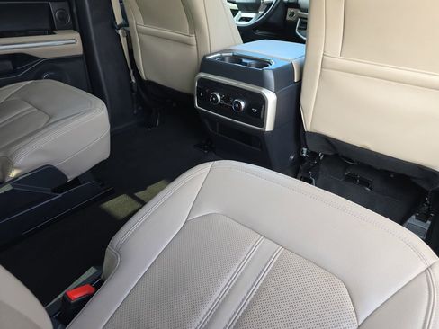 Used 2024 Ford Expedition Limited image 11