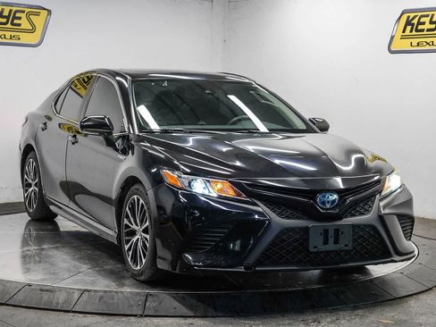 Used 2020 Toyota Camry SE w/ Sunroof Package FWD image 5
