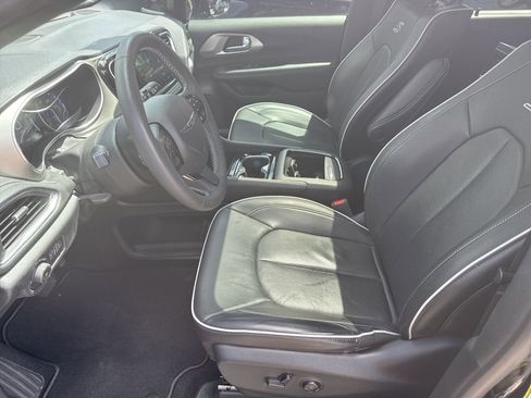 Used 2024 Chrysler Pacifica Limited w/ Uconnect Theater Family Group image 8