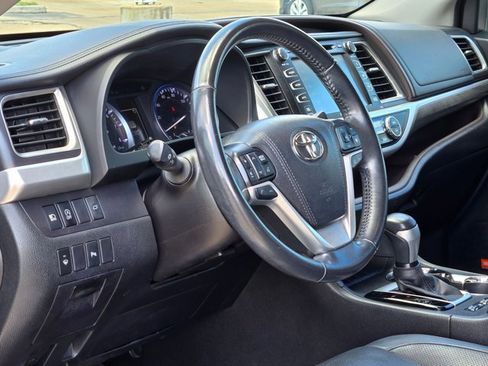 Used 2017 Toyota Highlander Limited image 9