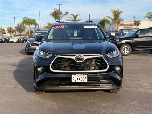 Used 2024 Toyota Highlander XLE image 2