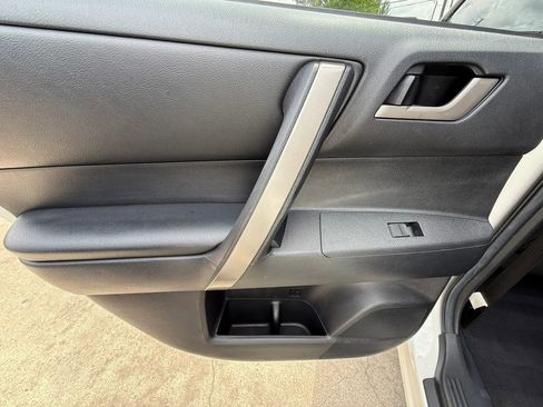 Used 2010 Toyota Highlander SE FWD image 22