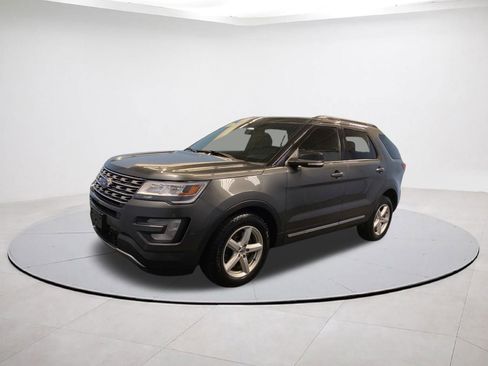 Used 2016 Ford Explorer XLT AWD/4WD image 3