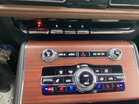 Used 2021 Lincoln Aviator Reserve w/ Equipment Group 202A AWD/4WD image 8