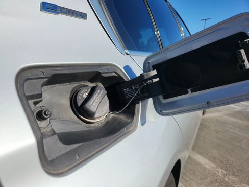 Used 2018 BMW 330e image 27