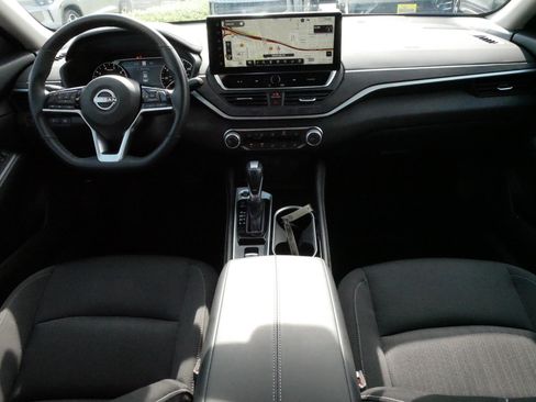 Used 2024 Nissan Altima 2.5 SV w/ SV Premium Package AWD/4WD image 11