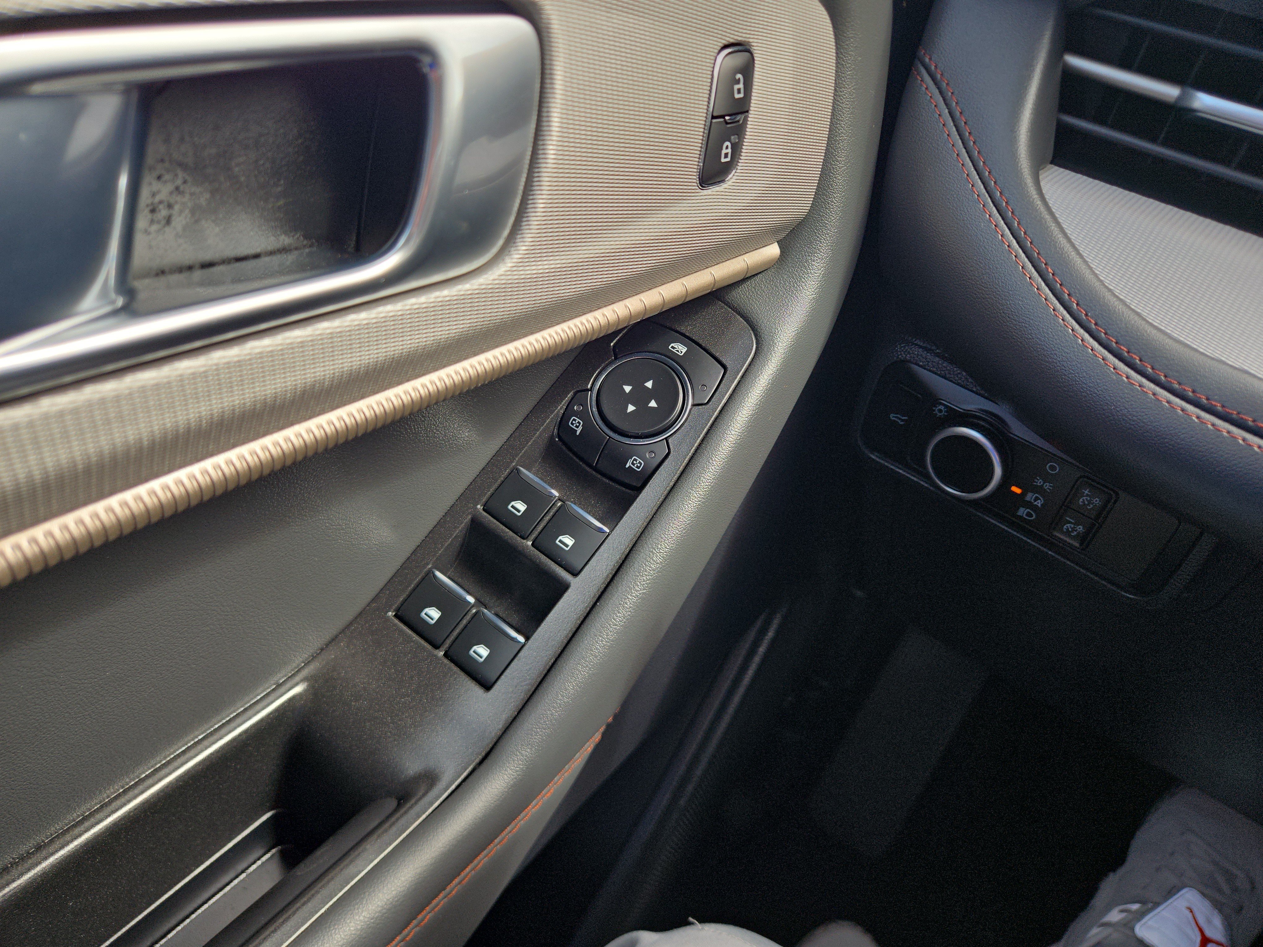 Used 2025 Ford Explorer Active RWD image 10