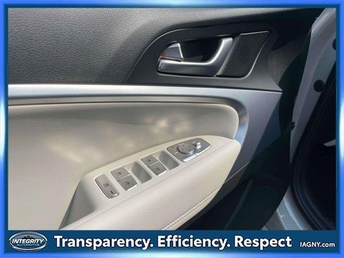 Used 2025 Genesis G70 2.5T image 17