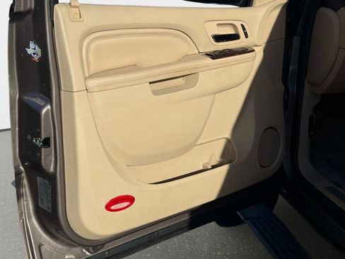 Used 2012 Cadillac Escalade Luxury image 17