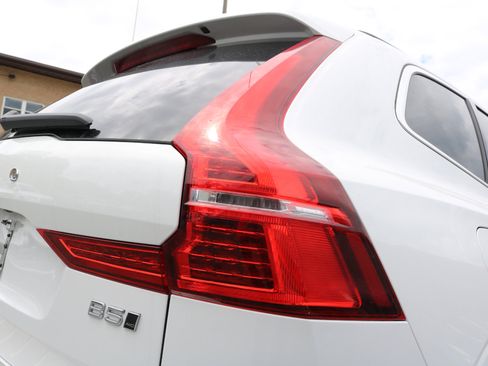 Used 2022 Volvo XC60 B5 Momentum image 10