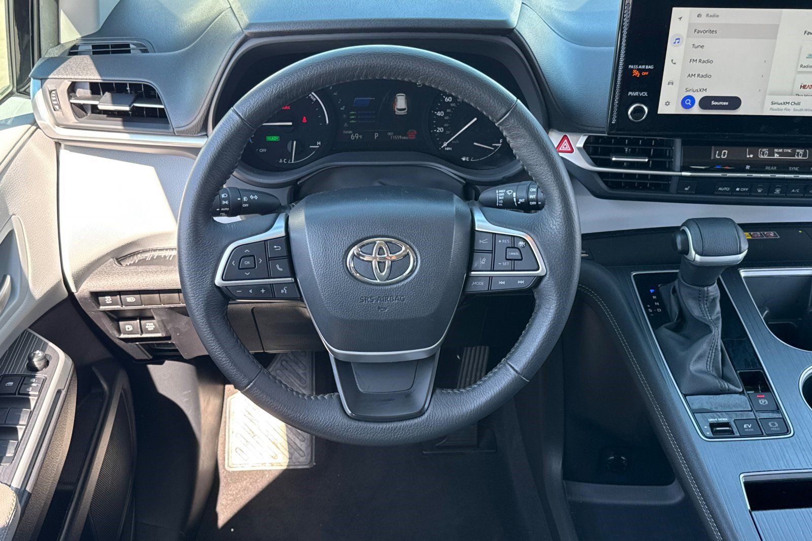 Used 2025 Toyota Sienna XLE FWD image 31