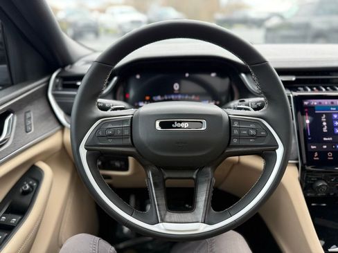 Certified 2024 Jeep Grand Cherokee L Limited w/ Luxury Tech Group II image 17