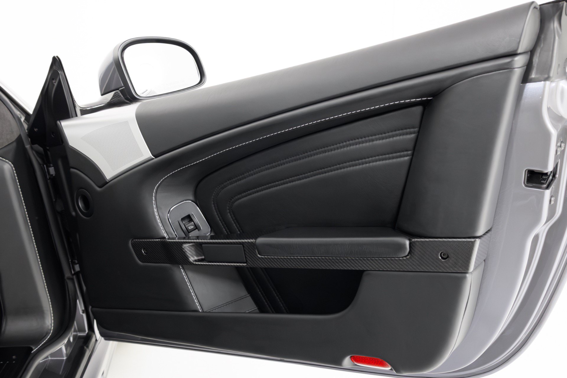 Used 2010 Aston Martin DBS Coupe RWD image 41