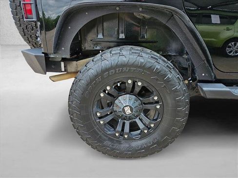 Used 2017 Jeep Wrangler Unlimited Sahara w/ Connectivity Group AWD/4WD image 19