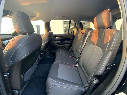 Used 2023 Jeep Grand Cherokee Laredo w/ Luxury Tech Group I AWD/4WD image 11