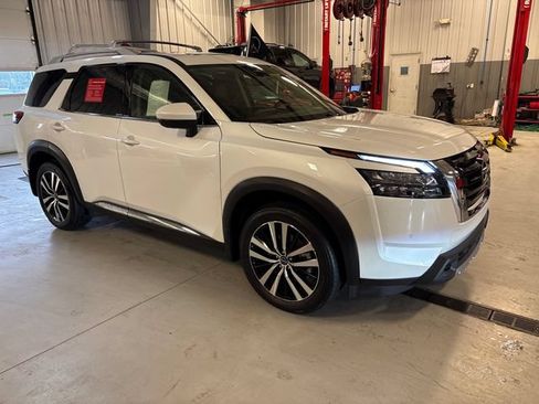 Certified 2025 Nissan Pathfinder Platinum w/ Cargo Package FWD image 7