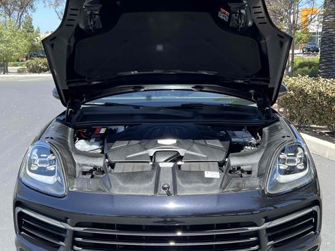 Used 2019 Porsche Cayenne w/ Premium Package AWD/4WD image 89