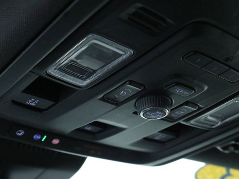 Used 2023 Chevrolet Suburban Z71 w/ Luxury Package image 19