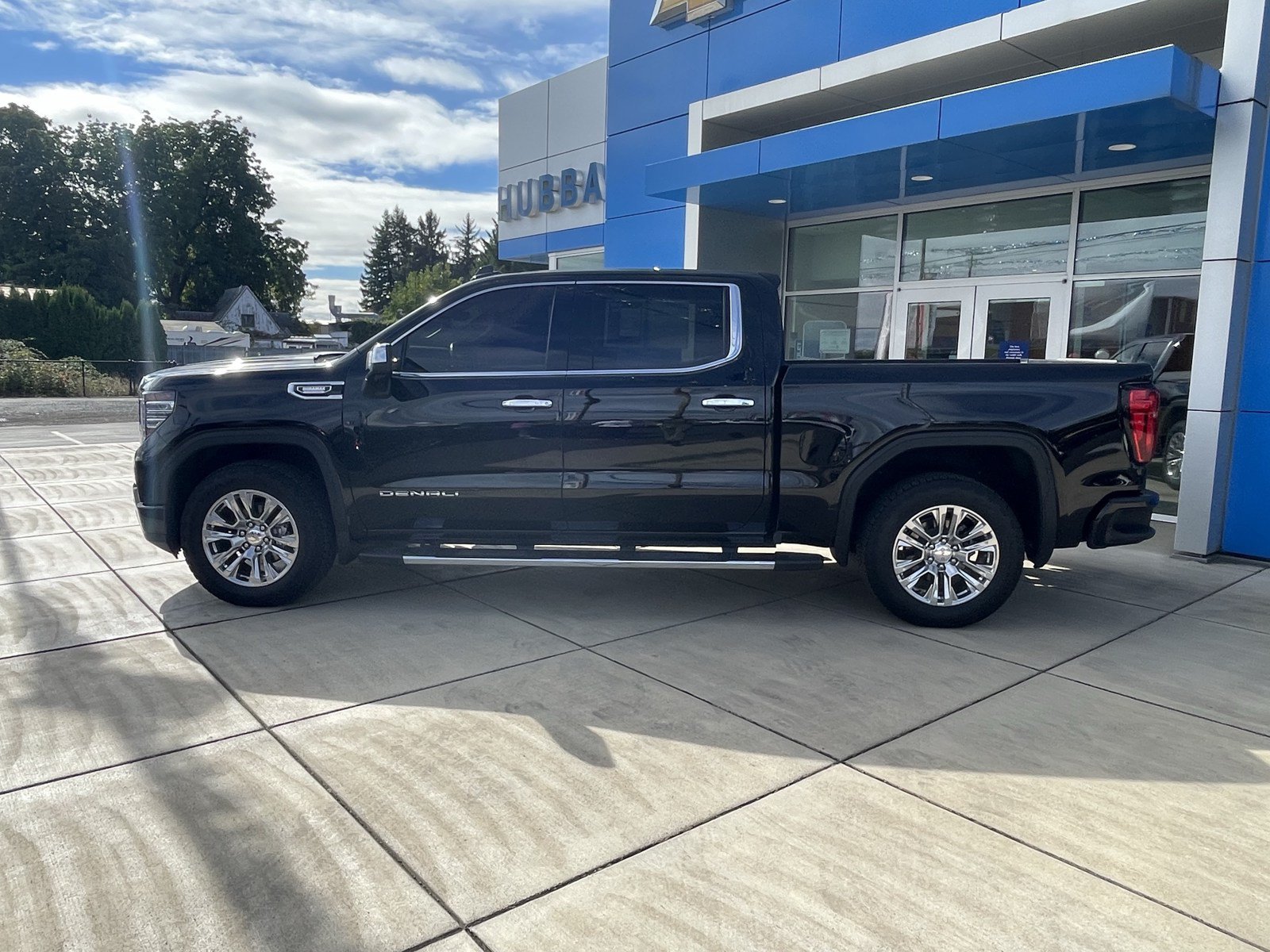 Used 2024 GMC Sierra 1500 Denali w/ Technology Package AWD/4WD image 2