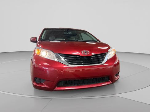 Used 2015 Toyota Sienna LE FWD image 44