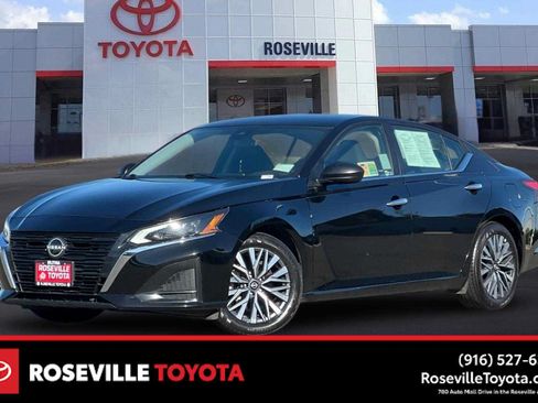 Used 2025 Nissan Altima 2.5 SV FWD image 1