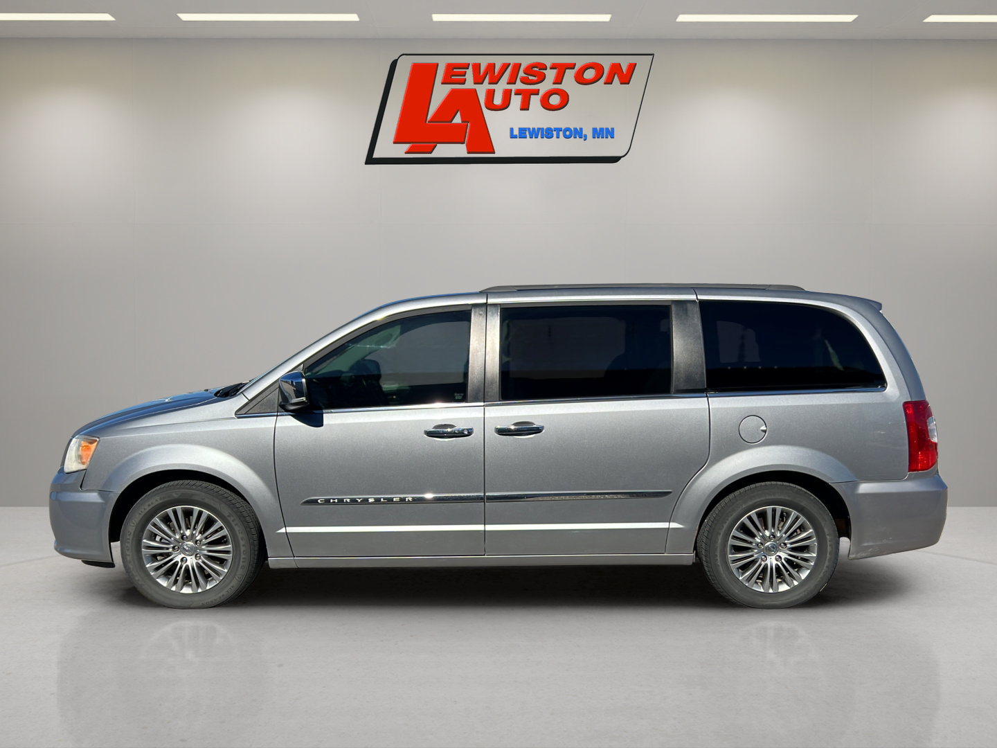 Used 2014 Chrysler Town & Country Touring-L w/ Driver Convenience Group FWD image 10