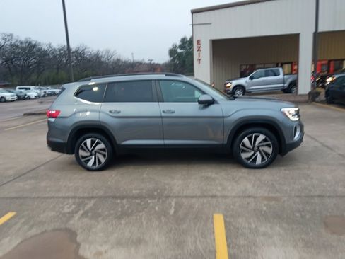 Used 2025 Volkswagen Atlas SE image 7