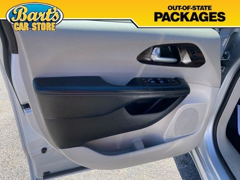 Used 2024 Chrysler Pacifica Limited FWD image 25