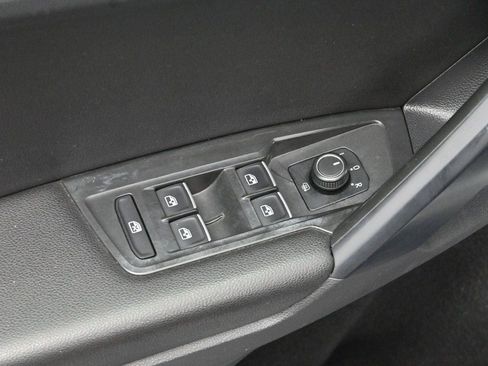 Used 2021 Volkswagen Tiguan SE FWD image 11