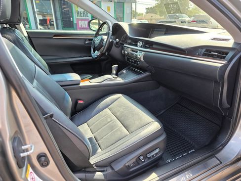 Used 2018 Lexus ES 350 w/ Ultra Luxury Package FWD image 22