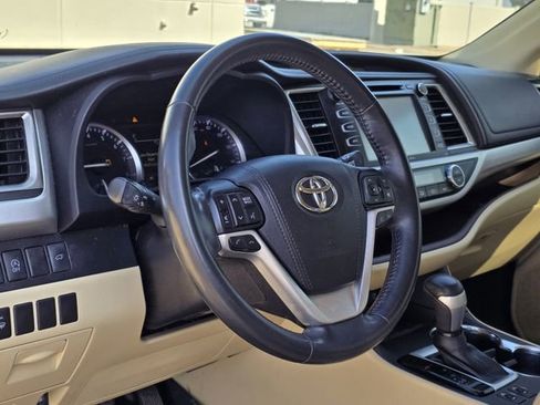 Used 2017 Toyota Highlander XLE image 27