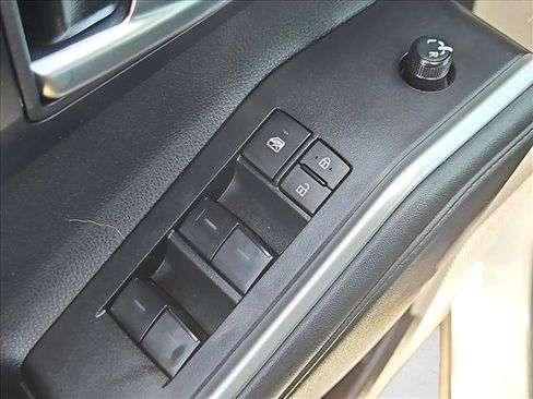 Used 2025 Toyota Highlander XLE FWD image 12