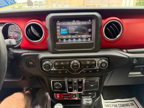 Used 2019 Jeep Wrangler Unlimited Rubicon w/ Cold Weather Group AWD/4WD image 8