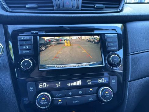 Used 2018 Nissan Rogue SV AWD/4WD image 32