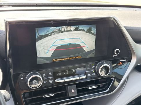 Used 2024 Toyota Highlander XLE FWD image 24