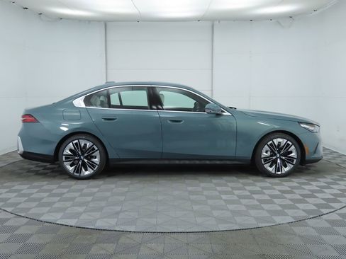 Certified 2025 BMW 530i w/ Premium Package image 5