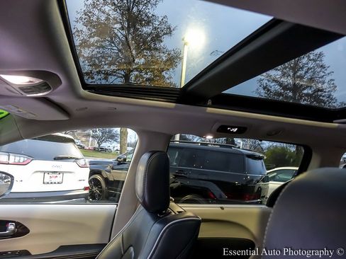 Used 2022 Chrysler Pacifica Limited w/ Uconnect Theater Family Group image 16