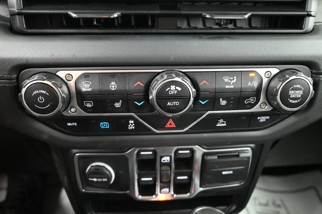 Used 2024 Jeep Wrangler Unlimited Sahara AWD/4WD image 16