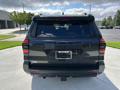 Used 2025 Toyota 4Runner SR5 AWD/4WD image 9