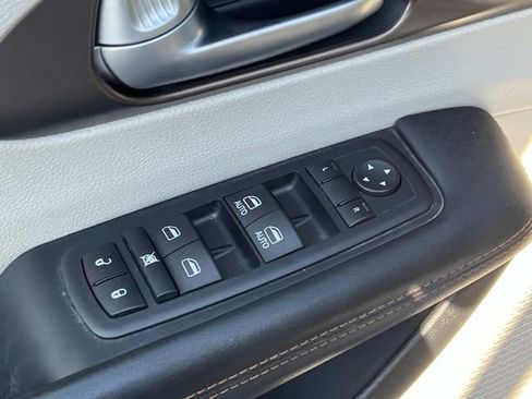 Used 2017 Chrysler Pacifica Touring-L FWD image 18