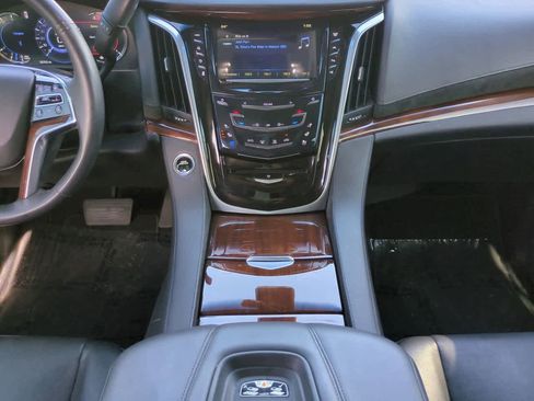 Used 2019 Cadillac Escalade Luxury RWD image 18