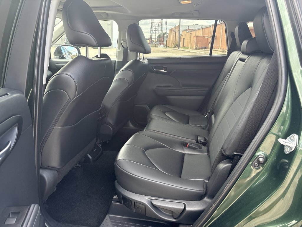 Used 2025 Toyota Highlander XLE FWD image 29