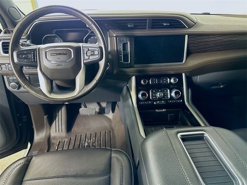Used 2021 GMC Yukon XL Denali w/ Denali Premium Package image 18