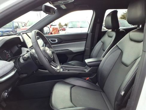 Used 2024 Jeep Compass Latitude image 23