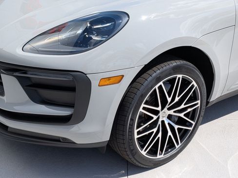 Certified 2025 Porsche Macan AWD/4WD image 12