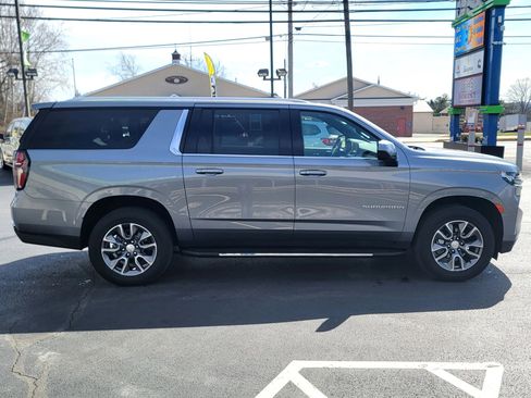 Used 2022 Chevrolet Suburban LS w/ Driver Alert Package AWD/4WD image 4