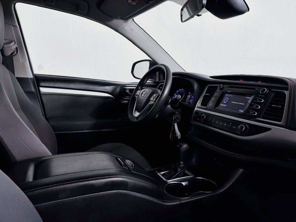 Used 2018 Toyota Highlander LE FWD image 31