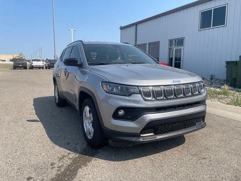 Used 2022 Jeep Compass Latitude w/ Convenience Group AWD/4WD image 2
